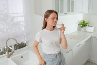 Je kohoutková voda koktejl plný léků a pesticidů? Co pijeme a jak to změnit - Proženy.cz